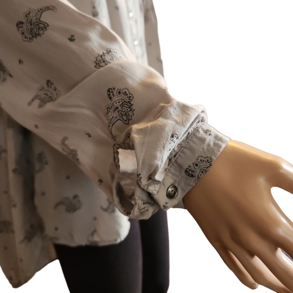 Torrid Dove Grey Paisley Blouse - Picture 4 of 8